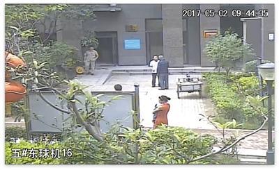 监控录像显示,杨欢和段肖礼在物业办公室门口继续争辩。视频截图