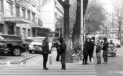 北京市红十字血液中心门前总是聚集着一批血头