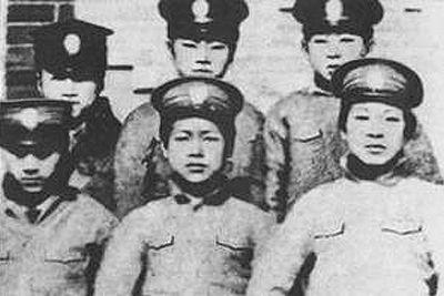 1913年,周恩来(前排左一)在天津南开学校读书。