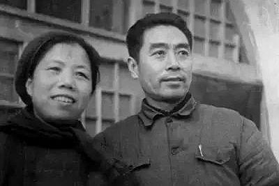 1946年,两人在南京中共代表团驻地梅园新村30号院内。