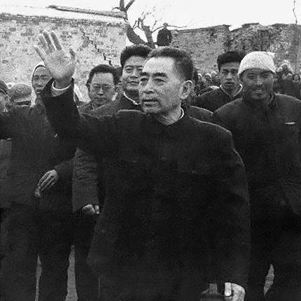 文革期间,周恩来在视察大庆时为了节省时间工作而狼吞虎咽。