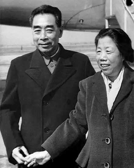 1964年,周恩来与邓颖超观看体育比赛。