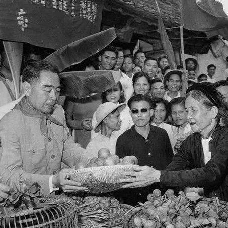 1963年3月,周恩来设宴欢迎访华的老挝国王瓦达纳。