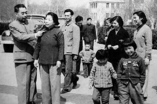 1950年8月8日中南海西花厅,两人结婚二十五周年留影。