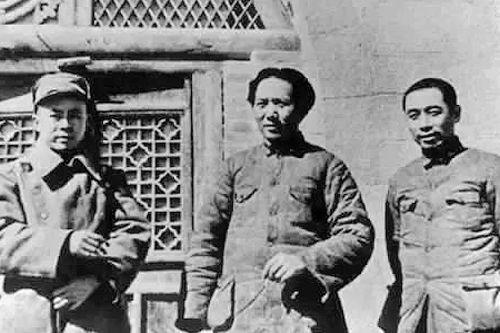 1939年3月,在天目山视察抗战的周恩来。