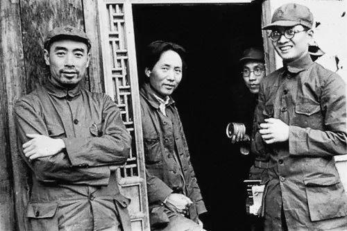 1938年,毛泽东、周恩来、任弼时在延安。