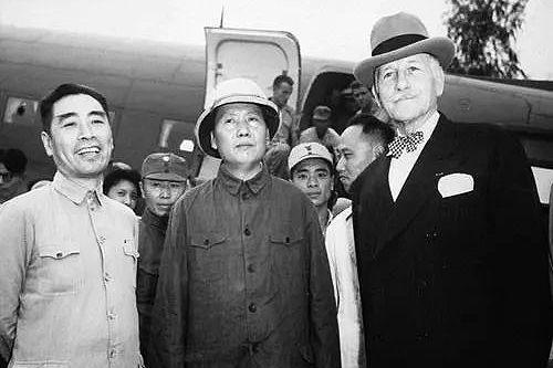 1945年12月20日,周恩来在延安欢迎美国特使赫尔利。