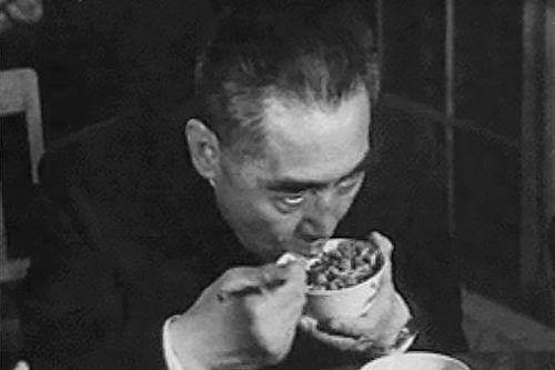 1973年4月,周恩来在山西大寨村视察。