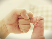 2斤早产儿患10种疾病 妈妈120个小时拥抱助其存活