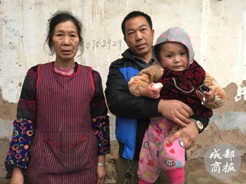账款转接后,赵奶奶、赵叔叔和赵平安合影留念。