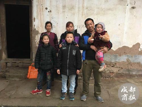 赵平安一家和叔叔赵廷超一家合影。
