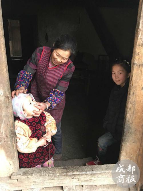 赵奶奶帮赵平安拧鼻涕,旁边是姐姐赵薇。