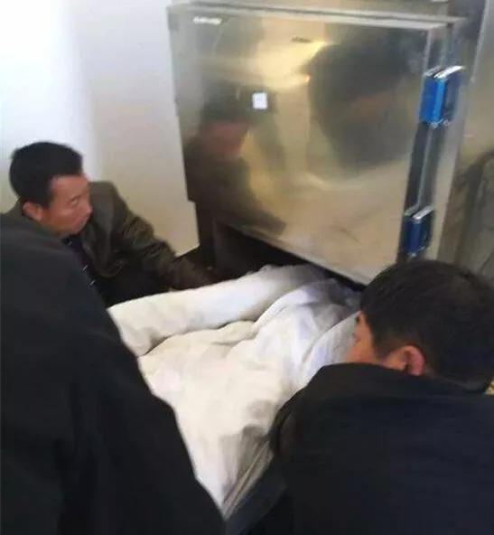 遗体被移送到停尸房