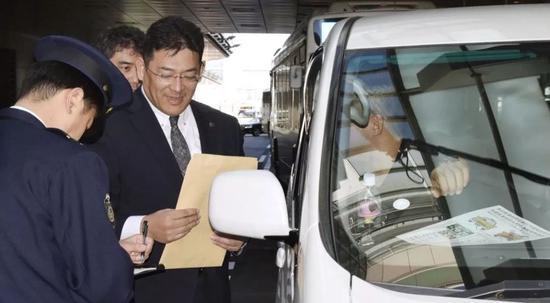 警方去年12月在羽田机场检查车辆。(源自共同社)