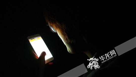 在无数个夜晚,手机,正成为年轻人用来对抗失眠的常规“武器”。 华龙网发