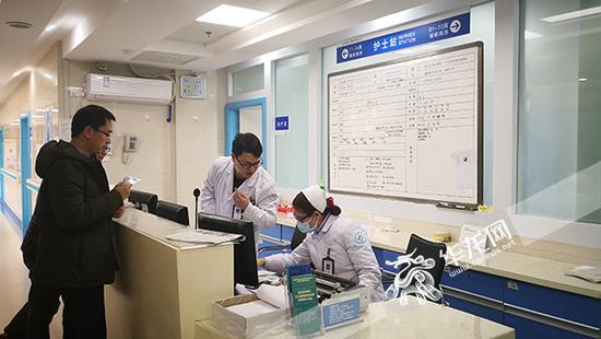 如今,越来越多的年轻人愿意走进睡眠病房接受治疗。 记者 黄宇 摄