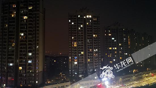 虽已是深夜,街边小区里,仍有不少房间亮着灯。 记者 黄宇 摄