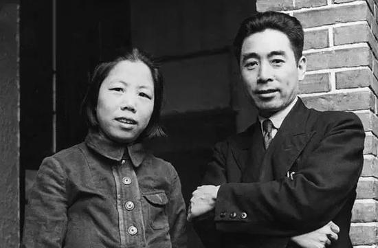 1944年,周恩来和邓颖超在延安。