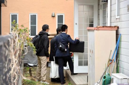 东京警方搜查中国籍嫌疑人的住宅。(源自《朝日新闻》网站)