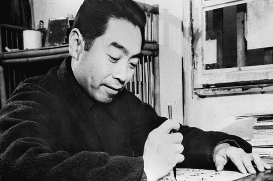 1945年8月,毛泽东与周恩来赴重庆谈判,右为美国驻华大使赫尔利。