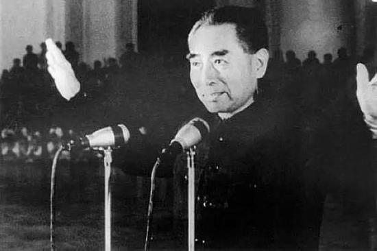 1965年7月,周恩来视察新疆。