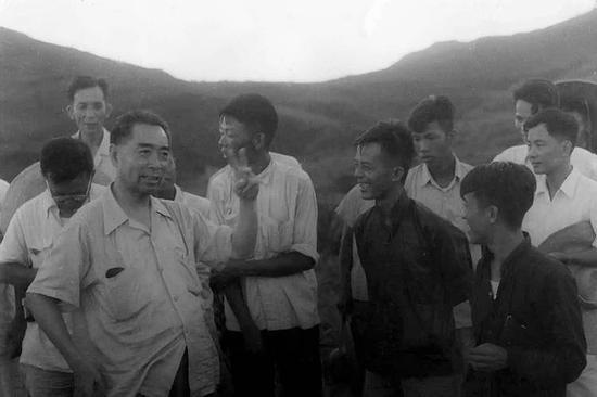 1958年9月,周恩来在唐山开滦唐家庄矿井与矿工在一起。