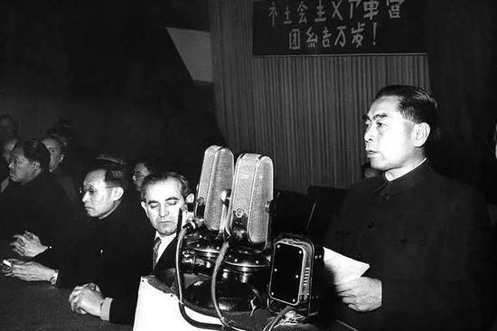 1959年9月,周恩来陪同来访的阿富汗副首相兼外交大臣纳伊姆参观。