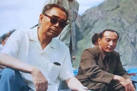 1966年3月9日,河北邢台地震的第二天,周恩来到震灾区视察并慰问群众。
