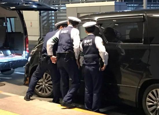 日本警方去年11月在东京羽田机场检查车辆。(源自《日本经济新闻》网站)