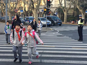 新时代新气象新作为｜开学日上海数千警力护校保障交通