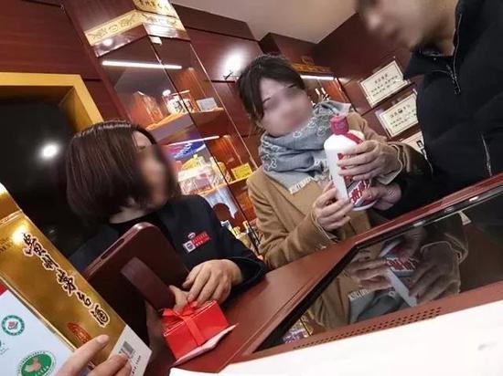 仅凭肉眼观测,茅台专营店的工作人员表示购买的假茅台“感觉像真的”。