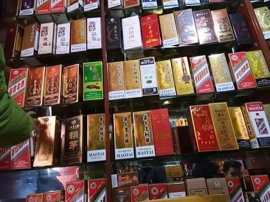 仁怀市兴盛路一带的酒类包装档口柜台上,码放着大量“茅台内供”、“茅台特供”标识的侵权包装。