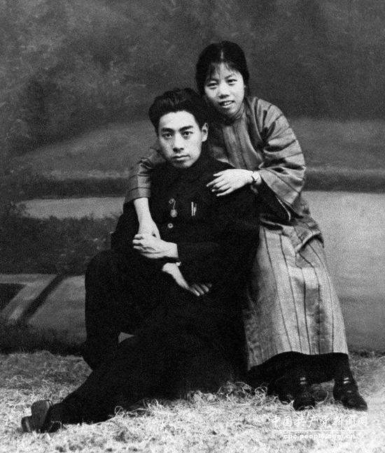 1935年10月,经过艰难卓绝的跋涉走完长征,他们在瓦窑堡留下憔悴的合影。