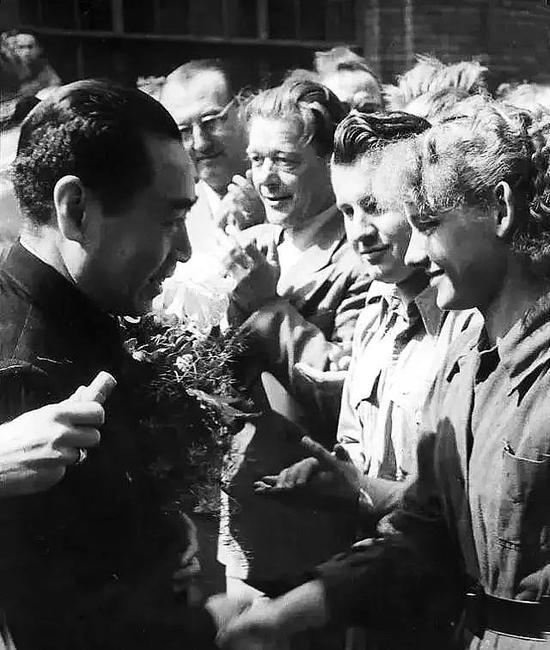 1957年1月,周恩来拜会苏联最高苏维埃主席团主席伏罗希洛夫。