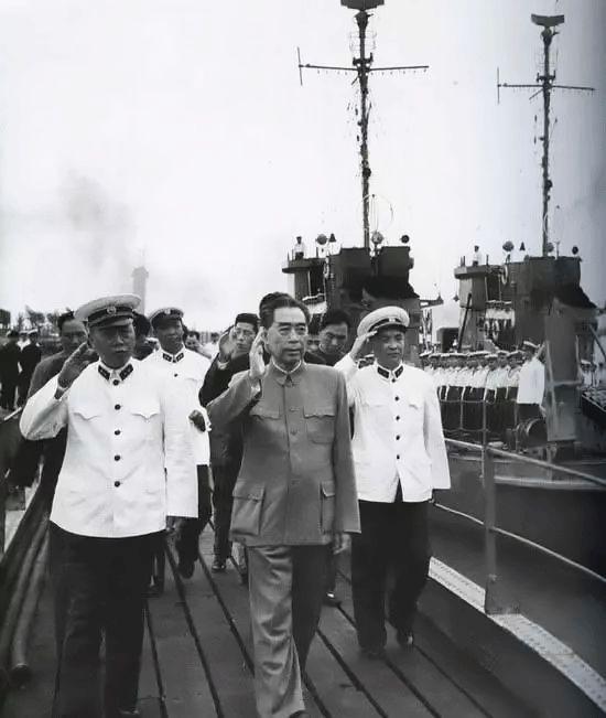 1964年3月,周恩来在昆明植树。