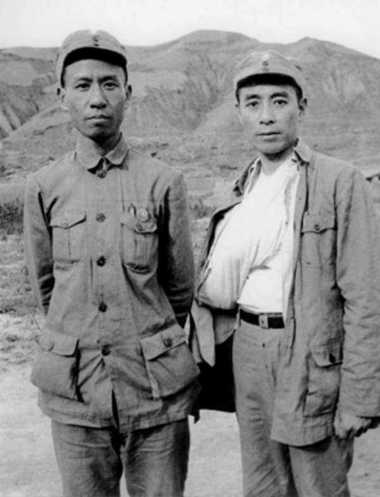 1940年3月,周恩来从苏联治伤回到延安后,锻炼臂力时的情景。