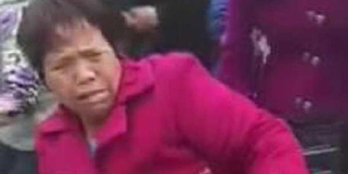 大妈激情助阵拔河比赛每帧画面都如表情包(图)(含视频) 大妈,表情包,拔河_