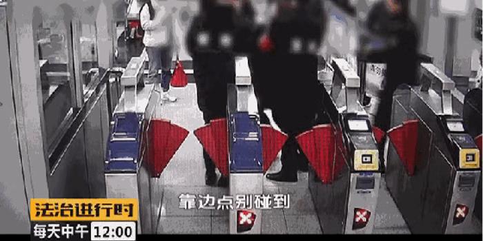 女大学生踢踹民警后笑称“最多拘15天” 已被刑拘
