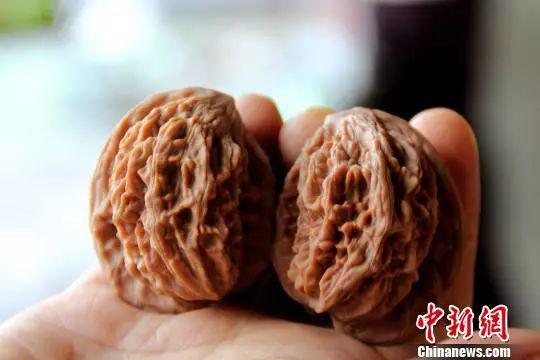 文玩核桃中的虎头“半壁”。 于俊亮 摄