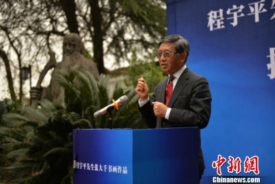 程宇平先生在捐赠仪式上,讲述张大千书画来源。