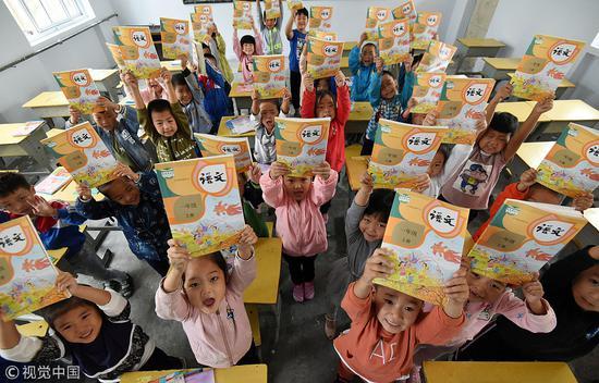 2017年8月31日,河北省邯郸市复兴区康庄中心小学一年级新生展示统编版语文新教材 @视觉中国