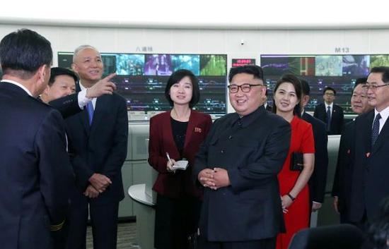 6月20日,金正恩参观北京市轨道交通指挥中心。新华社 图