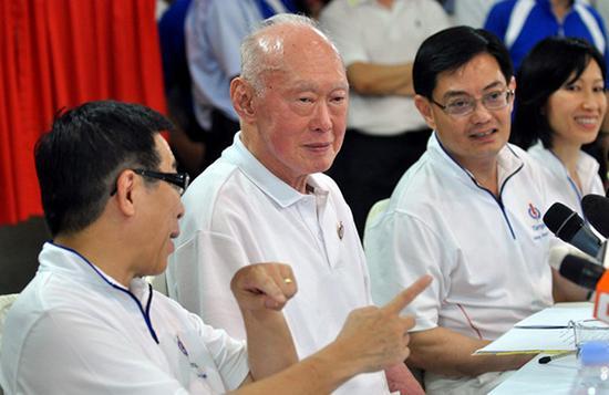 王瑞杰2011年参加新加坡大选时,时任内阁资政李光耀为他助选。