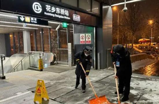 各地应对暴雪寒潮：北京轨道交通延长高峰运营时间，河南多地停课