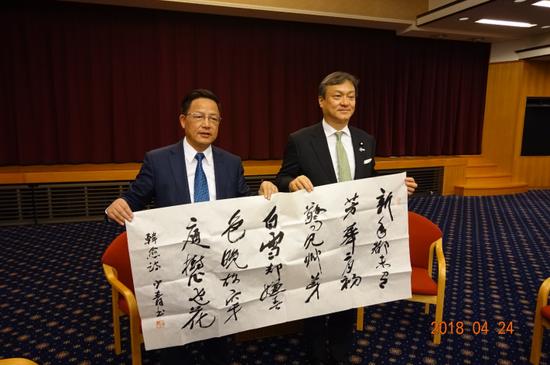 会谈中,中国代表团团长,中国外交部公共外交协会胡正跃会长(左)向堀井政务官赠送了礼物(丁刚 摄影)