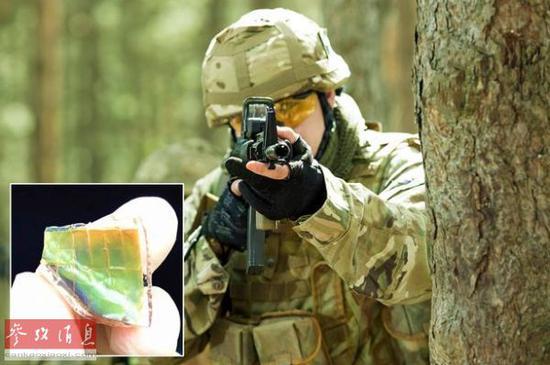 资料图片:未来士兵将穿着可自动调节颜色的迷彩服。(英国《每日镜报》网站)