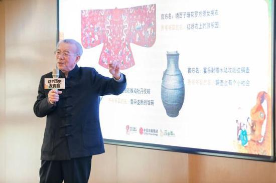《这个历史太有趣》丛书作者、中国国家博物馆终身研究馆员齐吉祥向观众介绍此套丛书。(主办方供图)