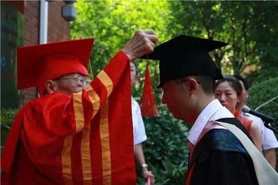 张斌先生为研究生颁授学位
