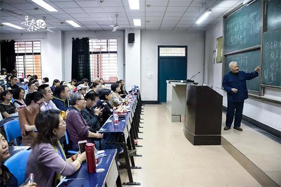 古诗词讲座上,潘鼎坤给学生们讲平仄。 采访对象供图