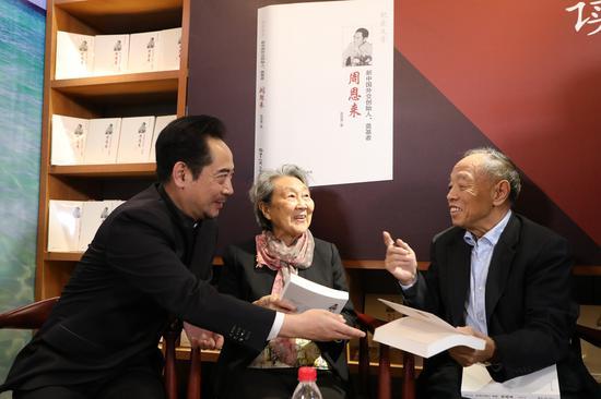 左起:刘劲、周秉德、李肇星,交谈中